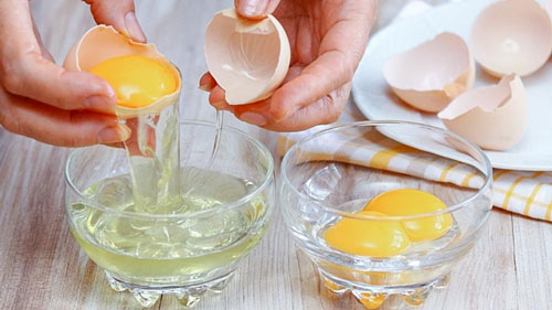 Lòng trắng trứng cũng là một nguồn protein lành mạnh nên có trong chế độ ăn của người trào ngược dạ dày. Tuy nhiên, bạn hãy tránh xa lòng đỏ trứng vì phần này có nhiều chất béo và có thể gây ra các triệu chứng trào ngược dạ dày.
